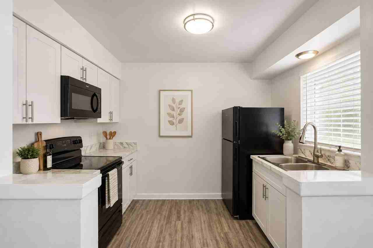 Roselea Manor Apartments - Photo 5 of 26