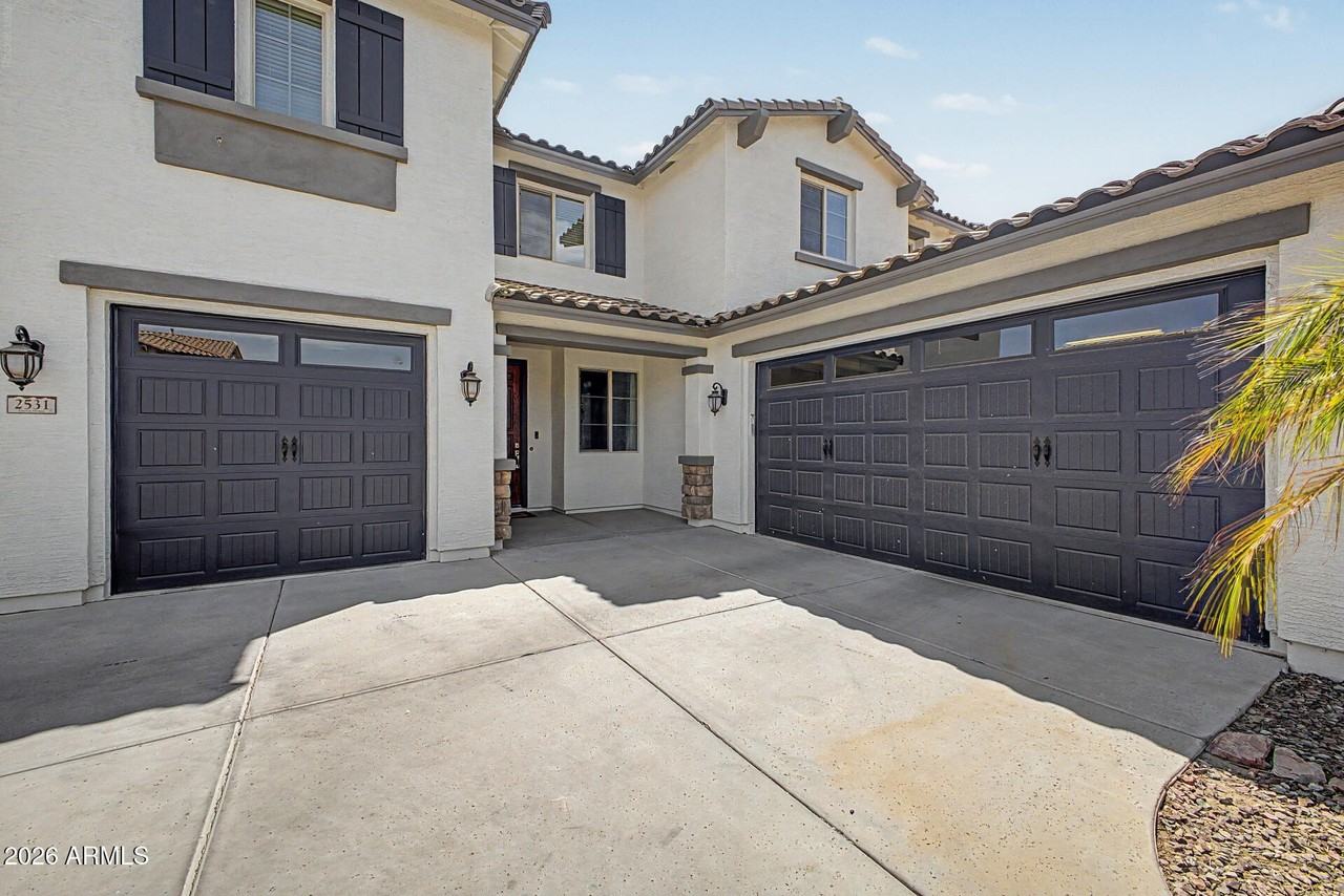 2531 E Eleana Ln - Photo 3 of 50