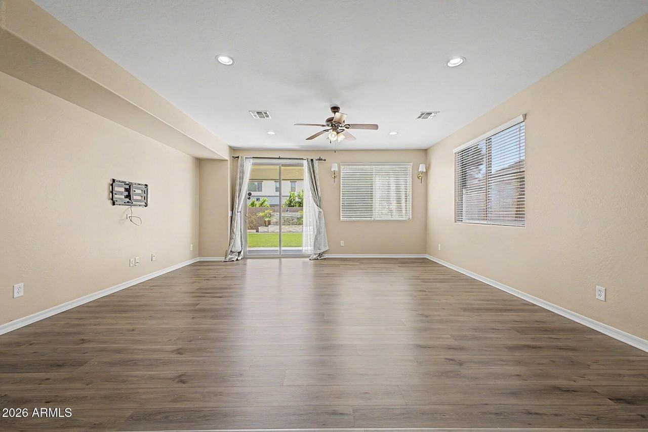 2531 E Eleana Ln - Photo 5 of 50