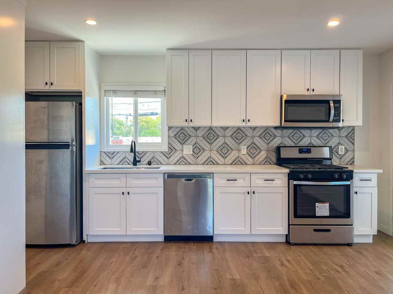 3814 S Bronson Ave - Photo 2 of 7