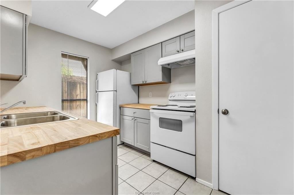1516 Hawk Tree Dr #D - Photo 5 of 14