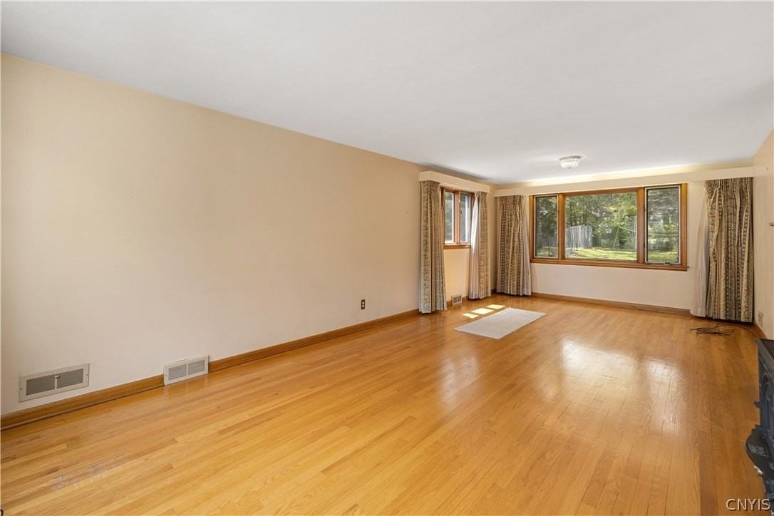 444 Buckingham Ave - Photo 6 of 31