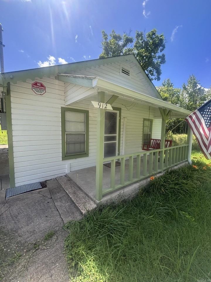 912 Vivian St - Photo 2 of 17
