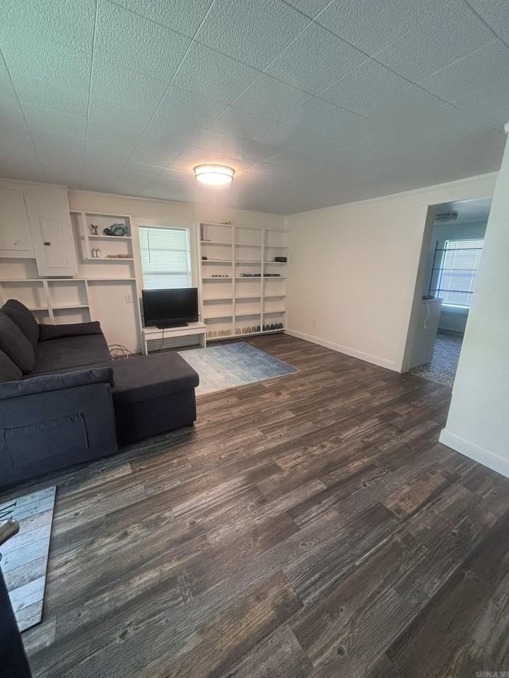 912 Vivian St - Photo 4 of 17