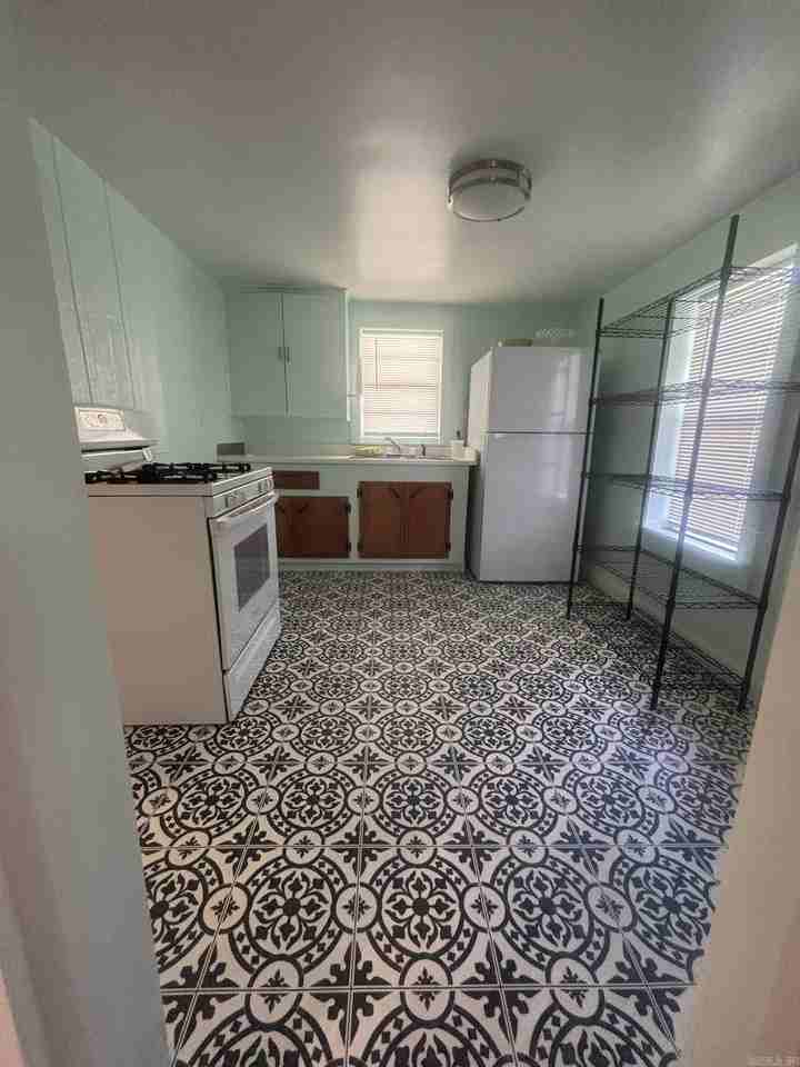 912 Vivian St - Photo 7 of 17