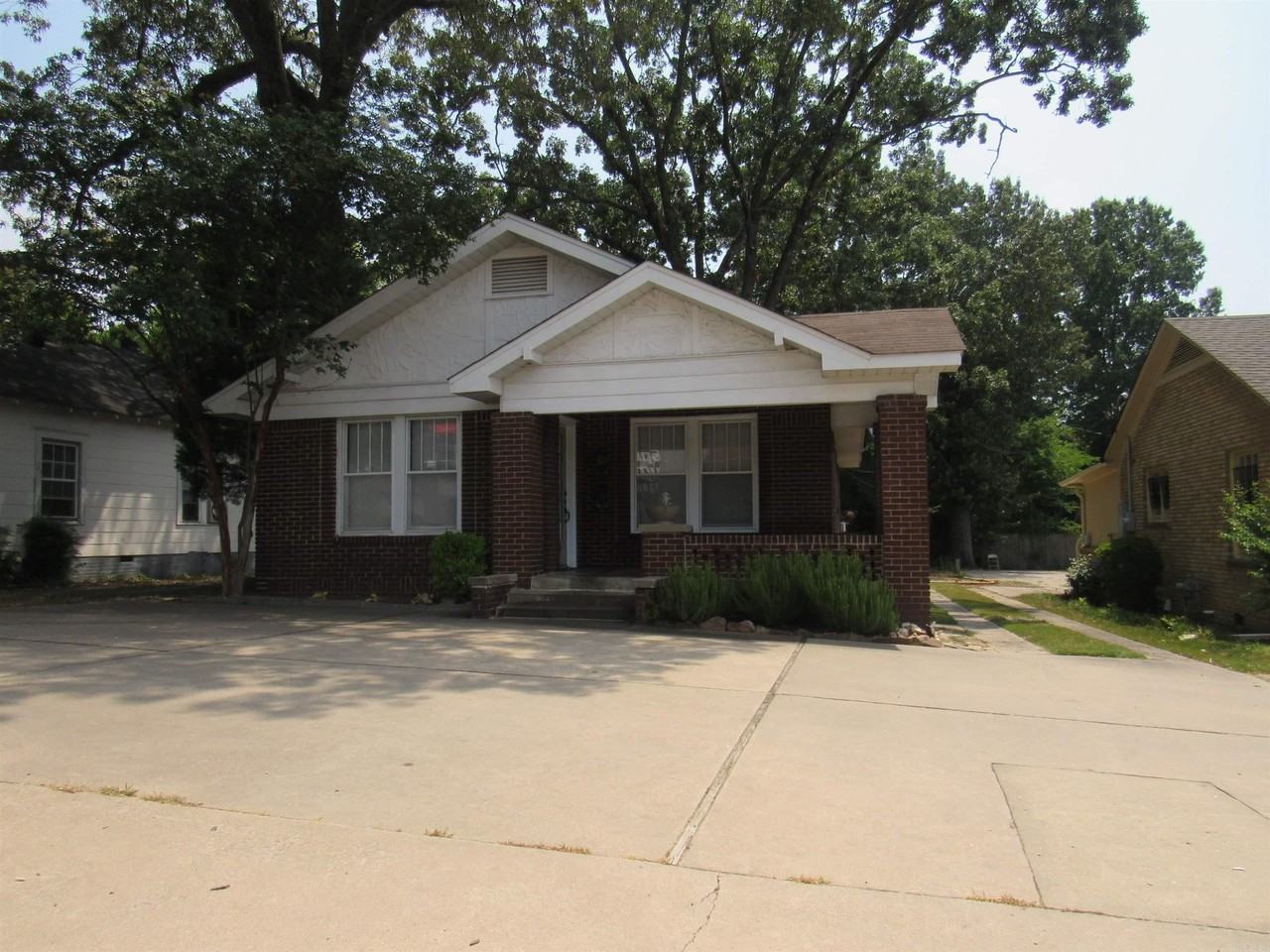 2116 Main St - Photo 4 of 34