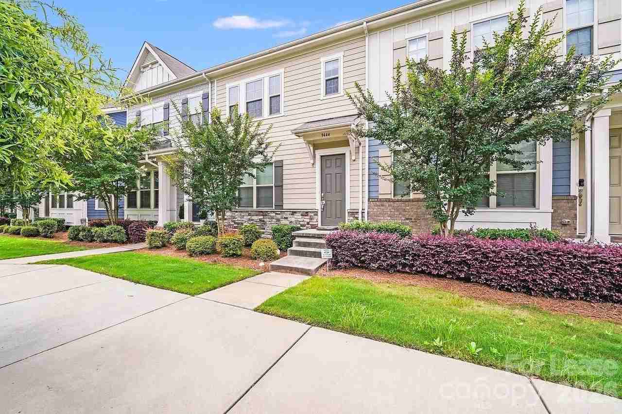 9444 Ainslie Downs St - Photo 2 of 17