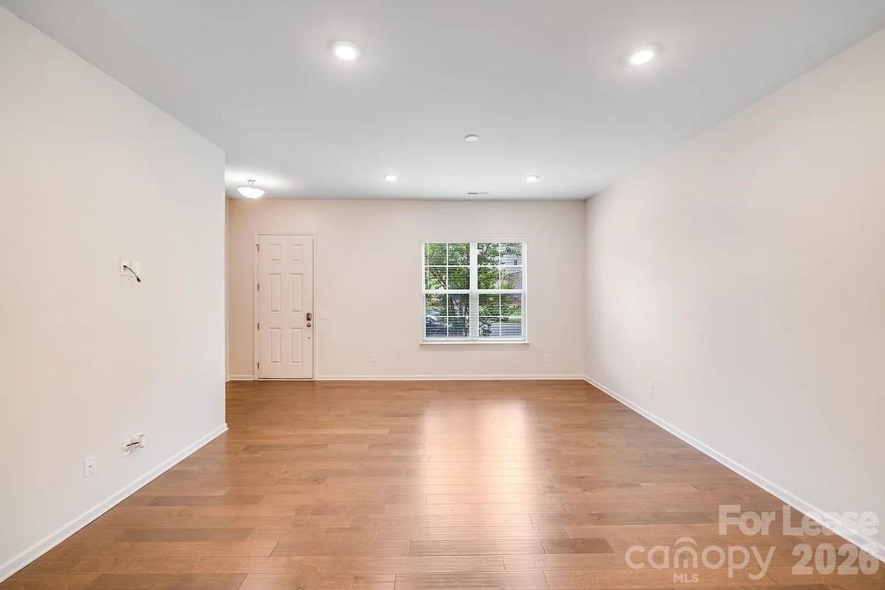 9444 Ainslie Downs St - Photo 4 of 17