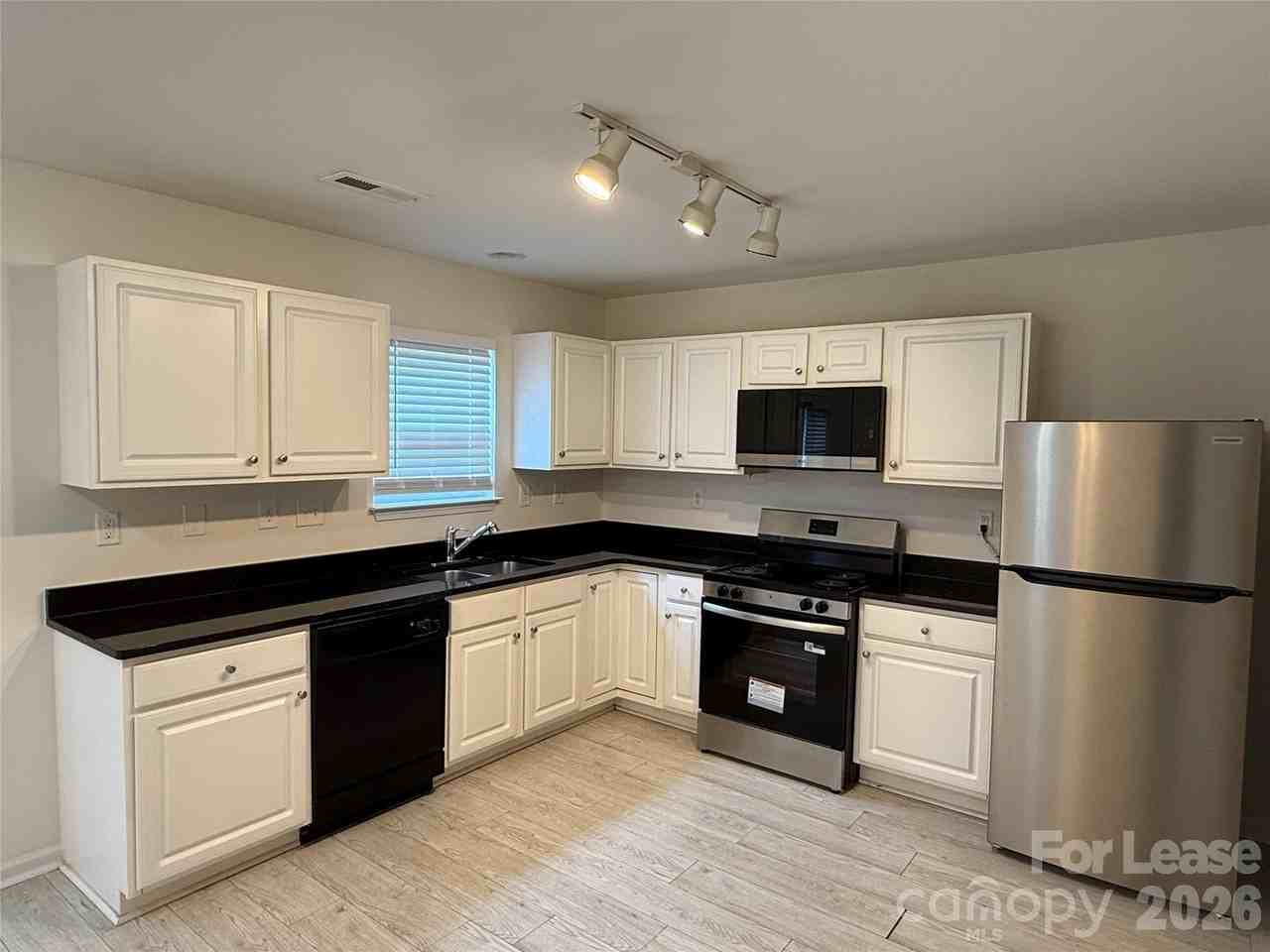 4820 Lynn Lee Cir - Photo 4 of 20
