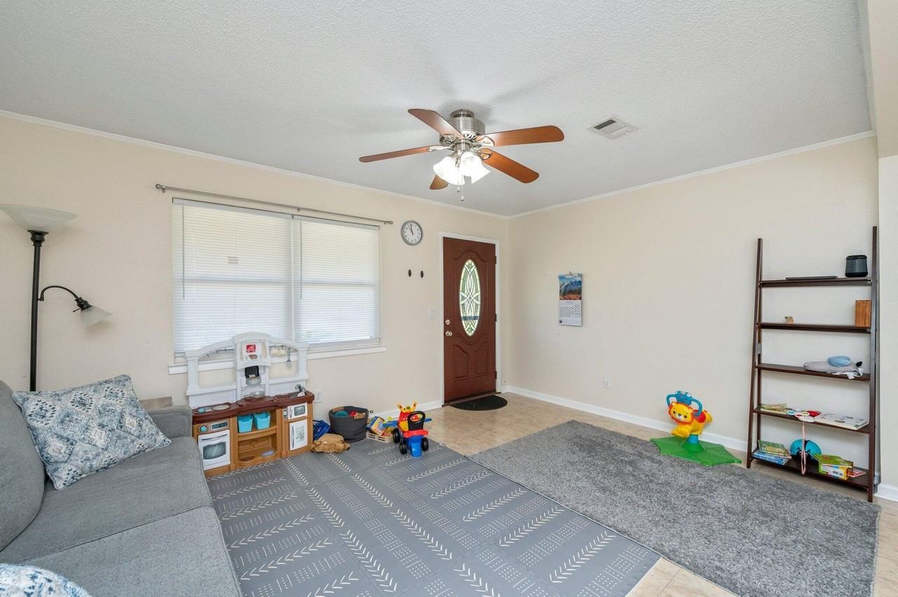 170 Sidney Ave - Photo 5 of 33