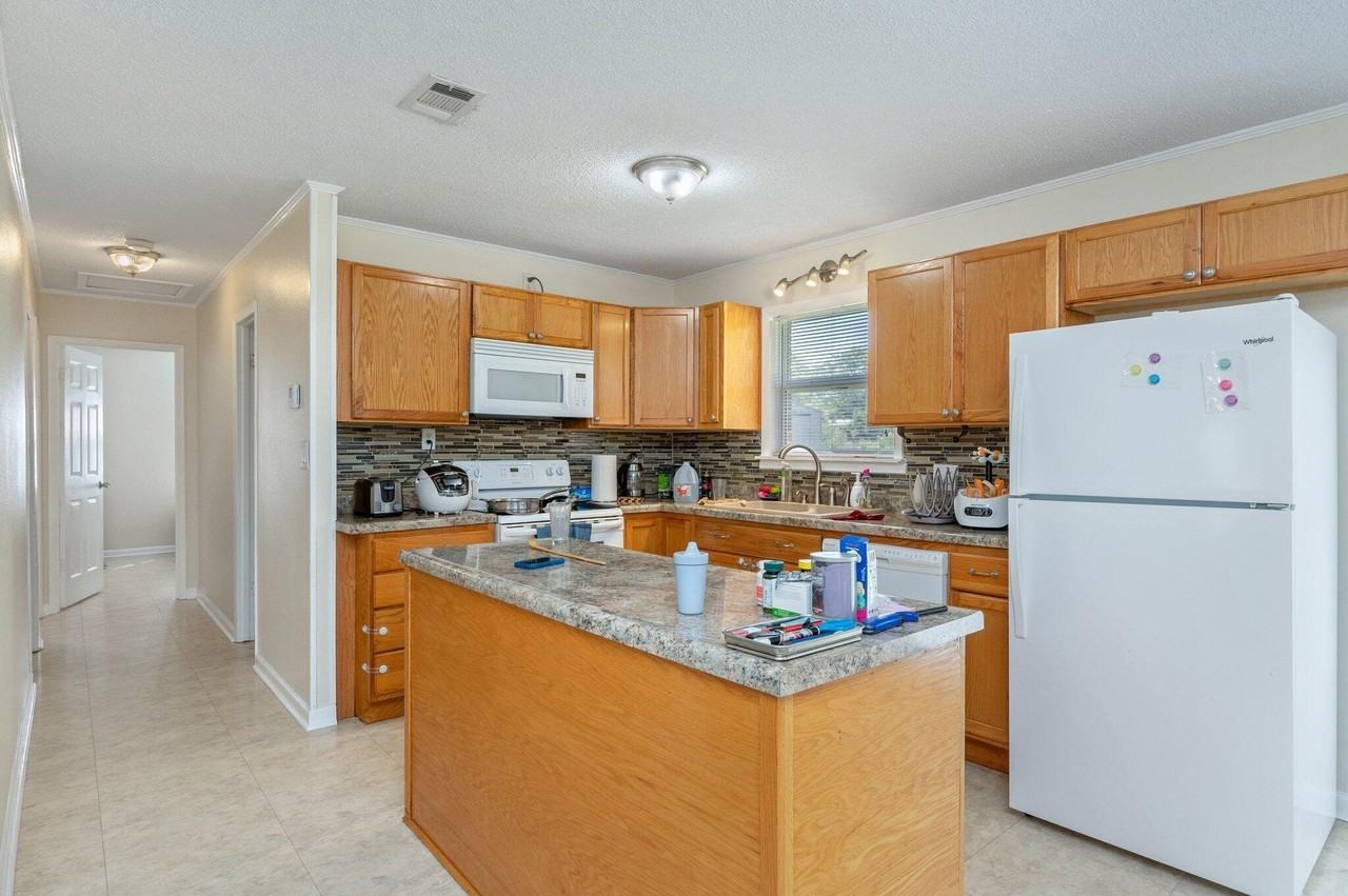 170 Sidney Ave - Photo 7 of 33