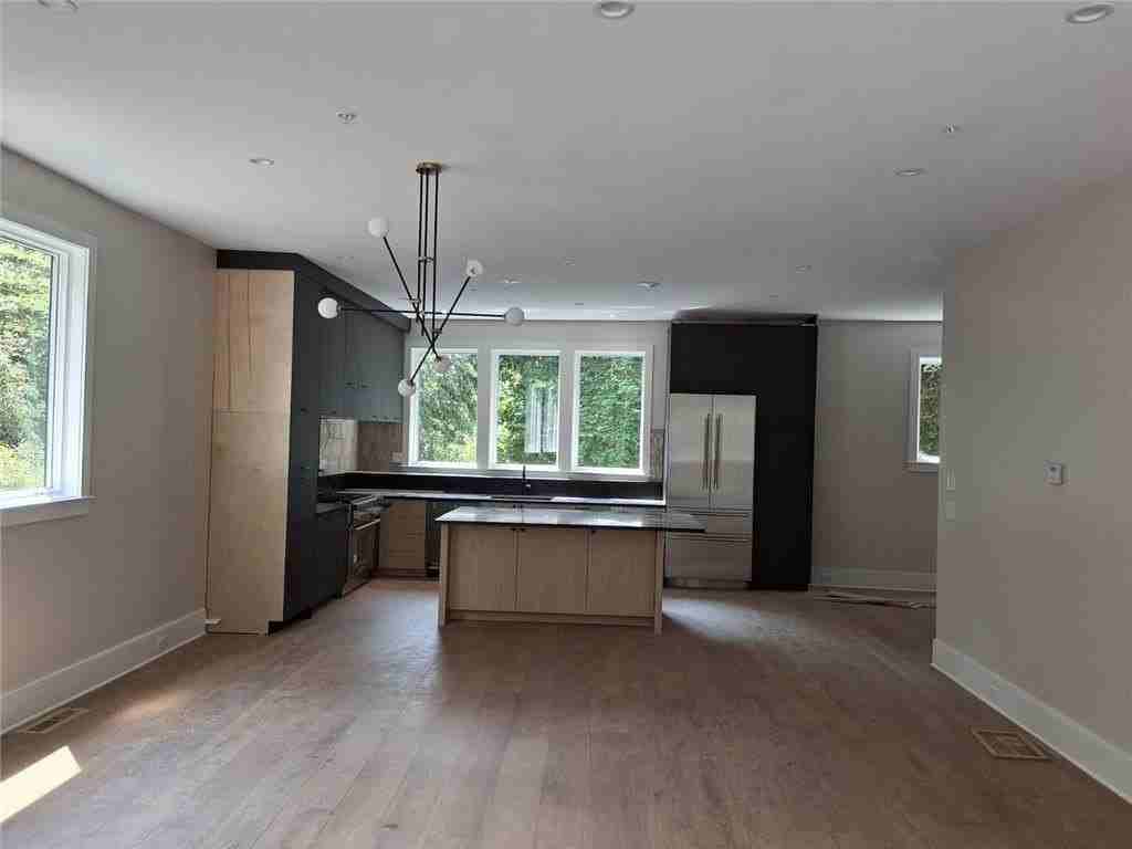 3525 Kingsboro Rd Ne - Photo 4 of 16