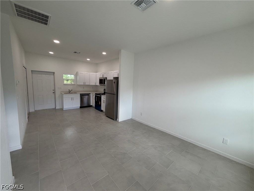 1092 Norton Ave S - Photo 2 of 9