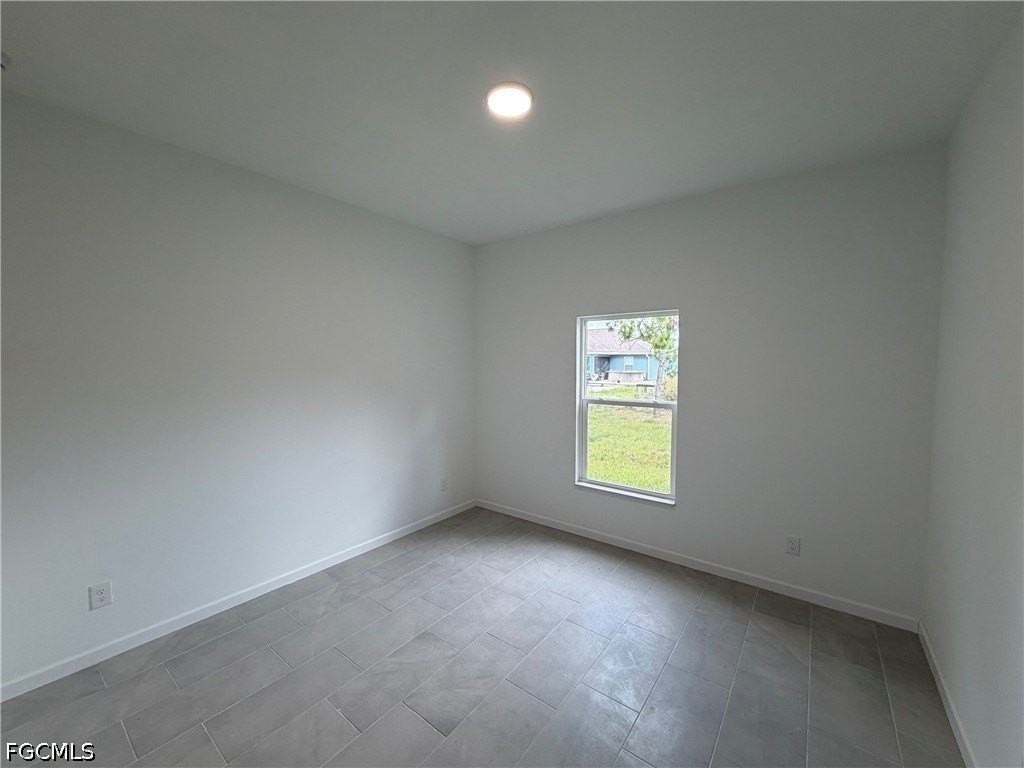 1092 Norton Ave S - Photo 3 of 9