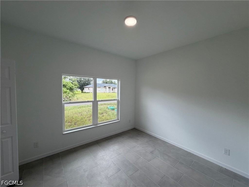 1092 Norton Ave S - Photo 4 of 9