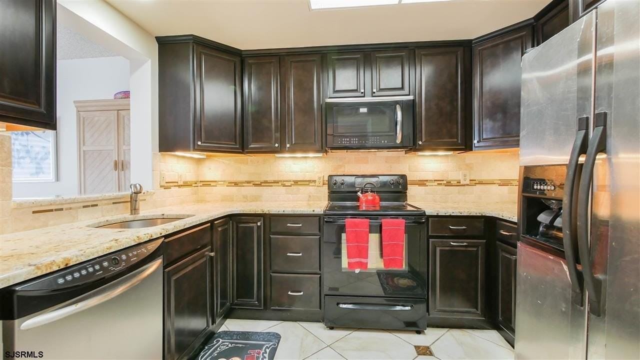 3101 Boardwalk - Photo 7 of 23