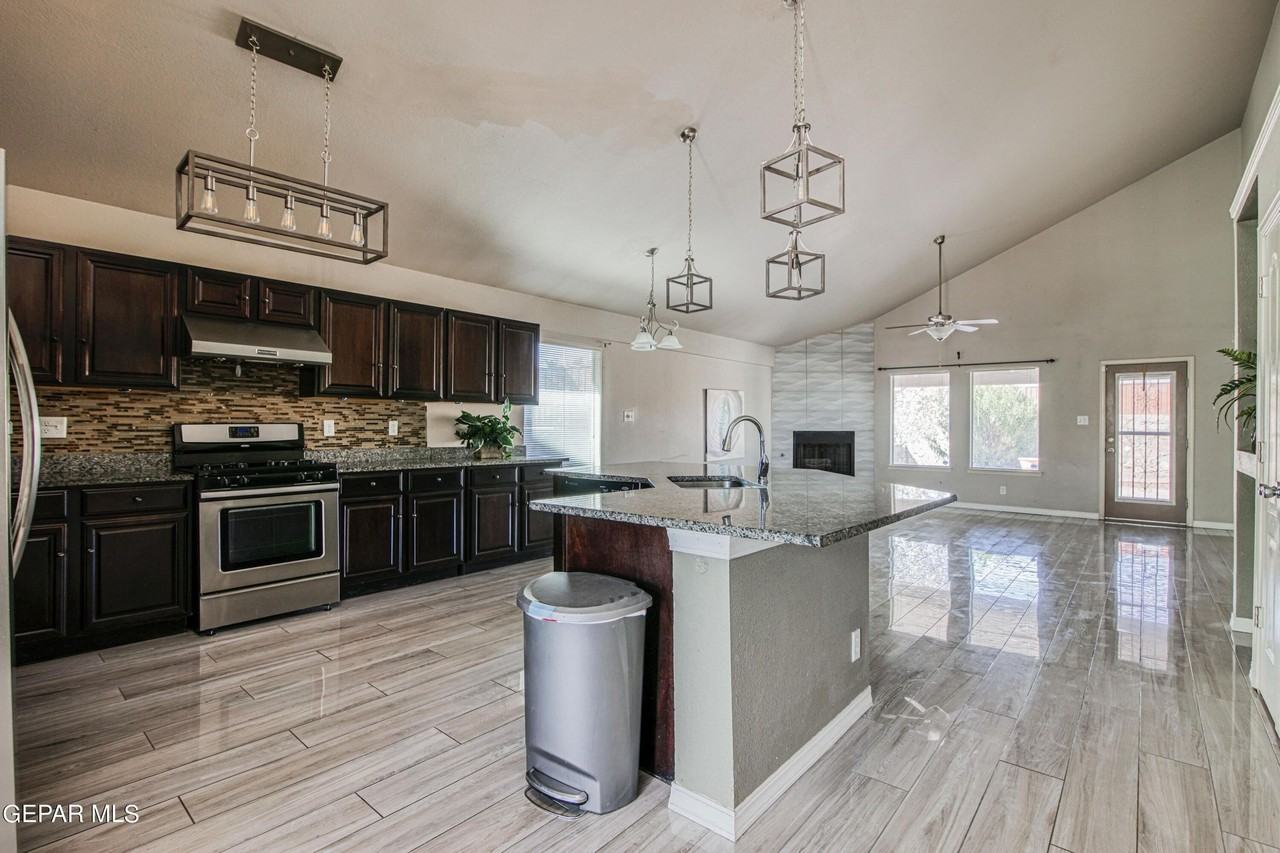 12215 Stansbury Dr - Photo 3 of 14