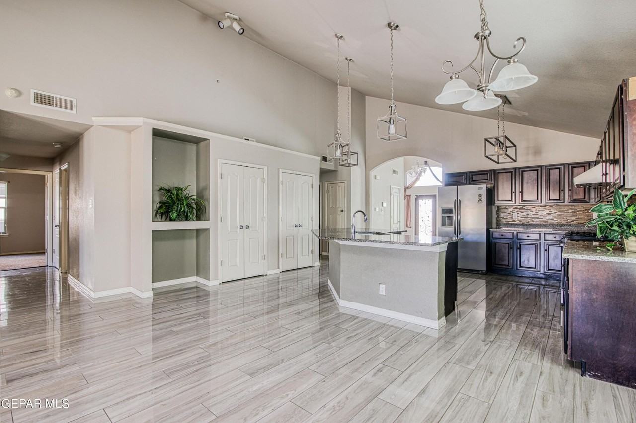 12215 Stansbury Dr - Photo 4 of 14