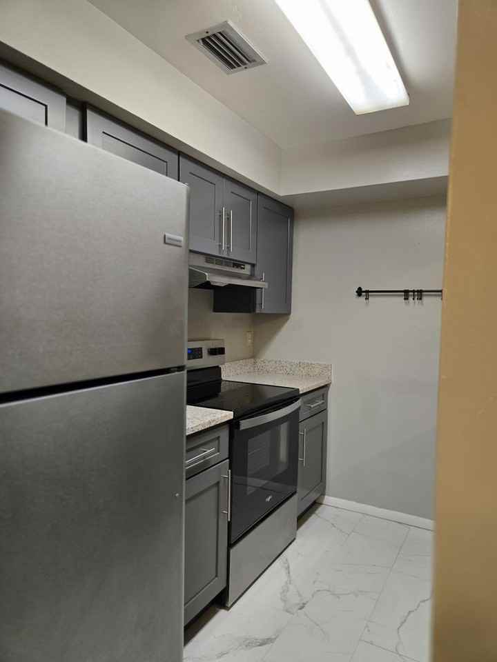 2738 Hunt Club Ln - Photo 7 of 33