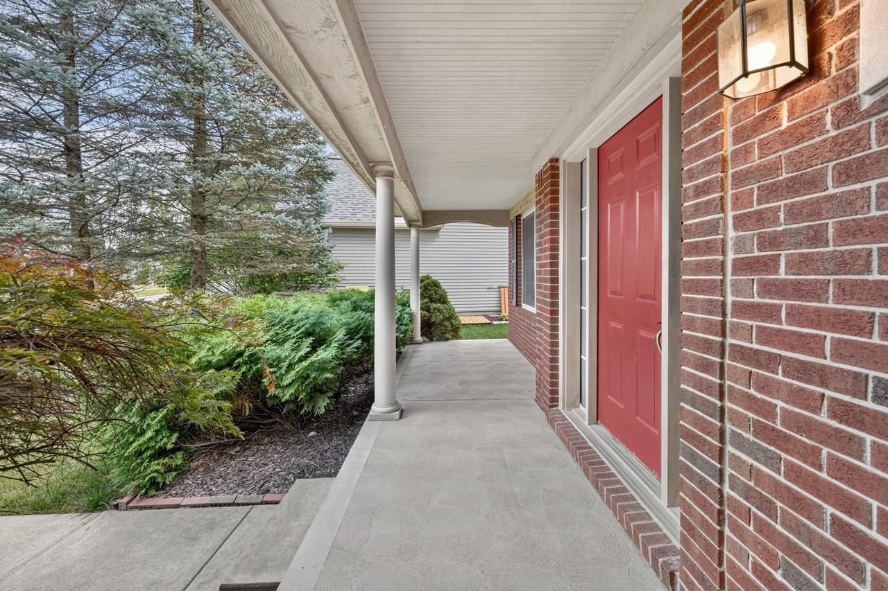 392 Sedgewood Ln - Photo 4 of 50