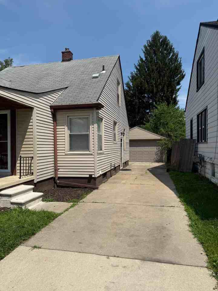 24800 Cherry St - Photo 2 of 15