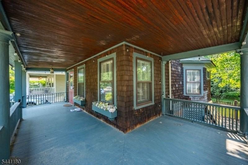 42 Gates Ave - Photo 3 of 31