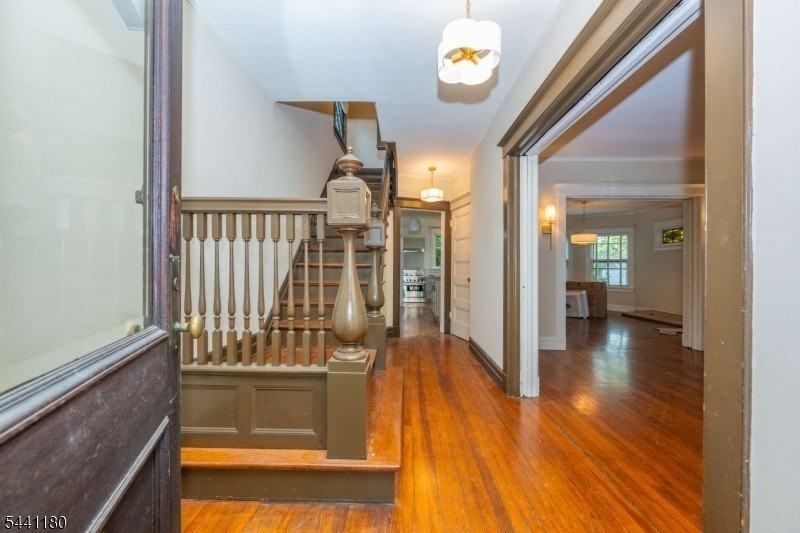 42 Gates Ave - Photo 4 of 31