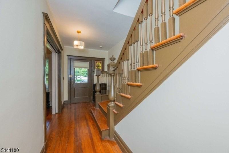 42 Gates Ave - Photo 5 of 31