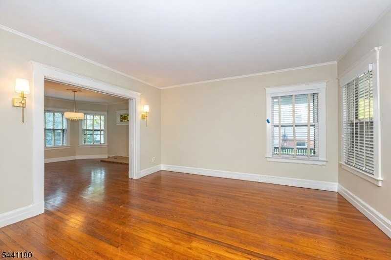 42 Gates Ave - Photo 6 of 31