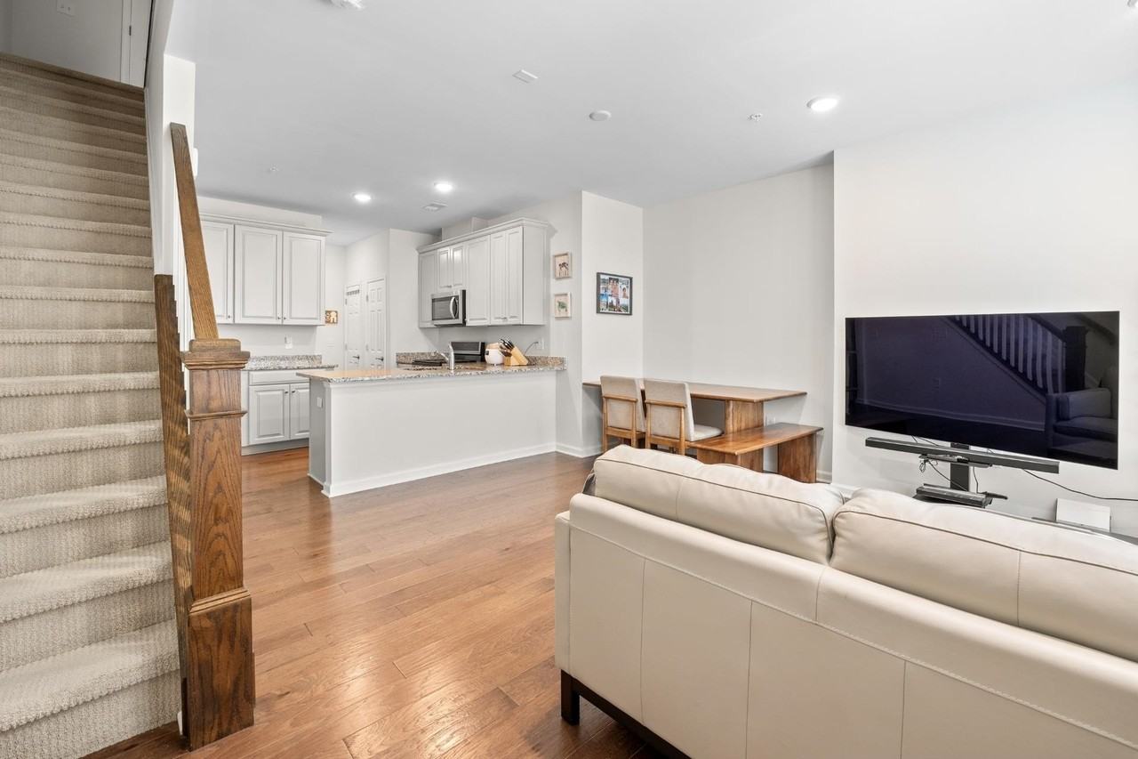 11 Leahy Dr - Photo 5 of 17