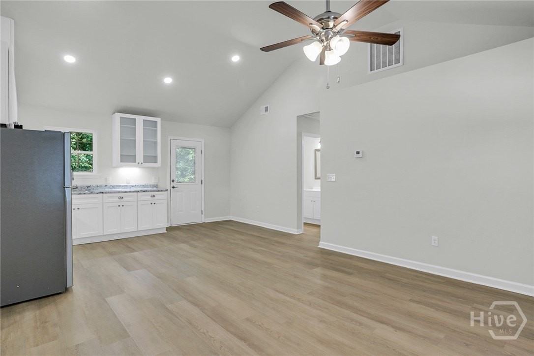 2108 California Ave - Photo 4 of 24