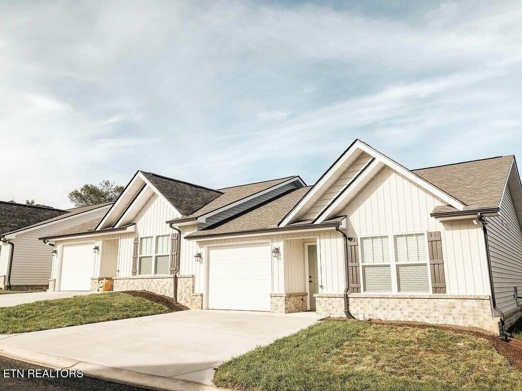 1300 Splendid Oak Way - Photo 2 of 17