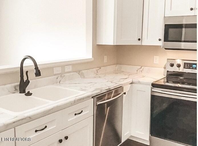 1300 Splendid Oak Way - Photo 4 of 17