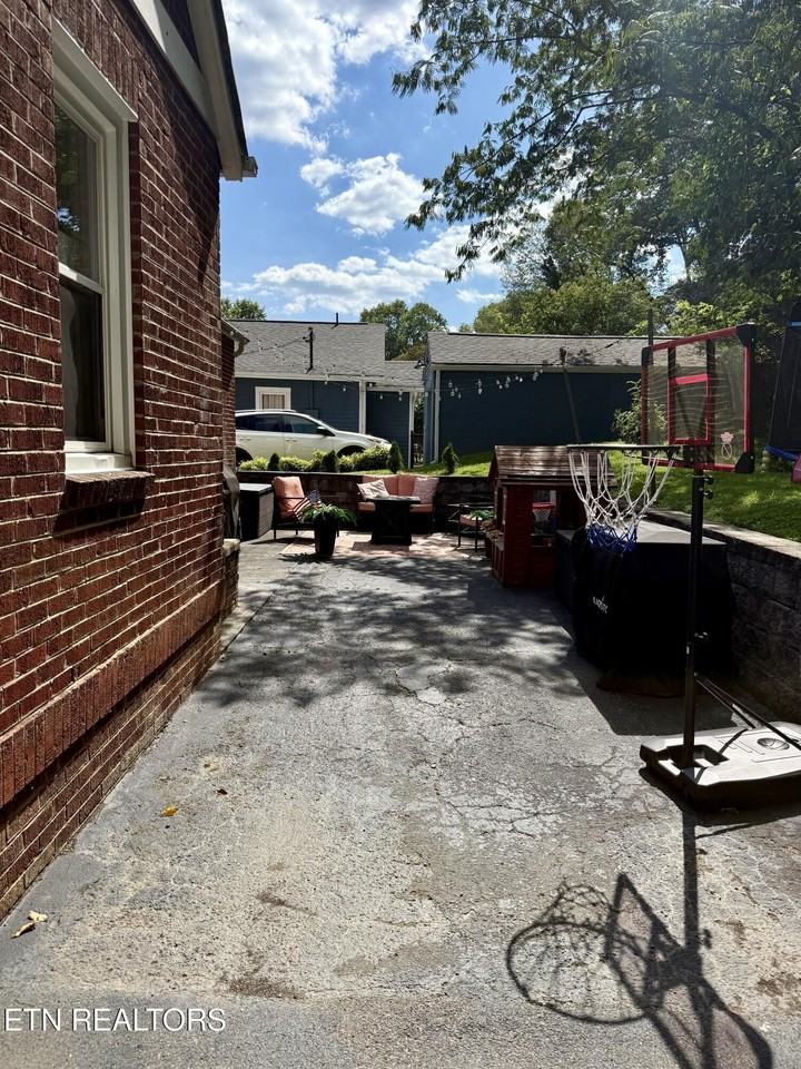 1717 Lenland Ave - Photo 5 of 13