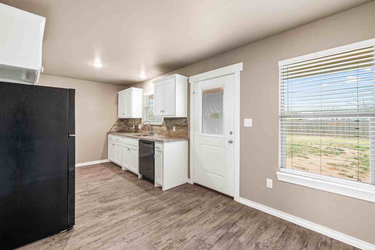 106 Walnut St - Photo 6 of 23