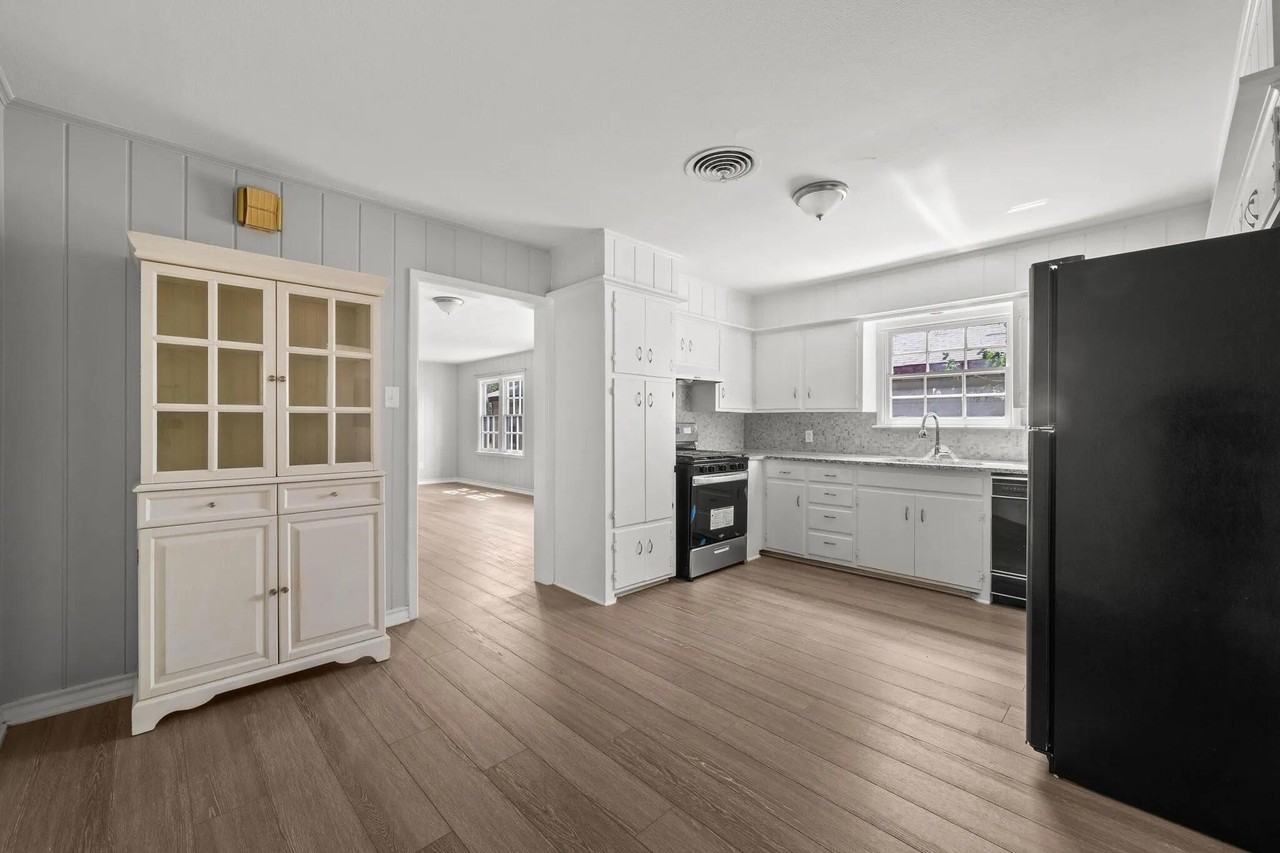 1912 22nd St - Photo 4 of 16