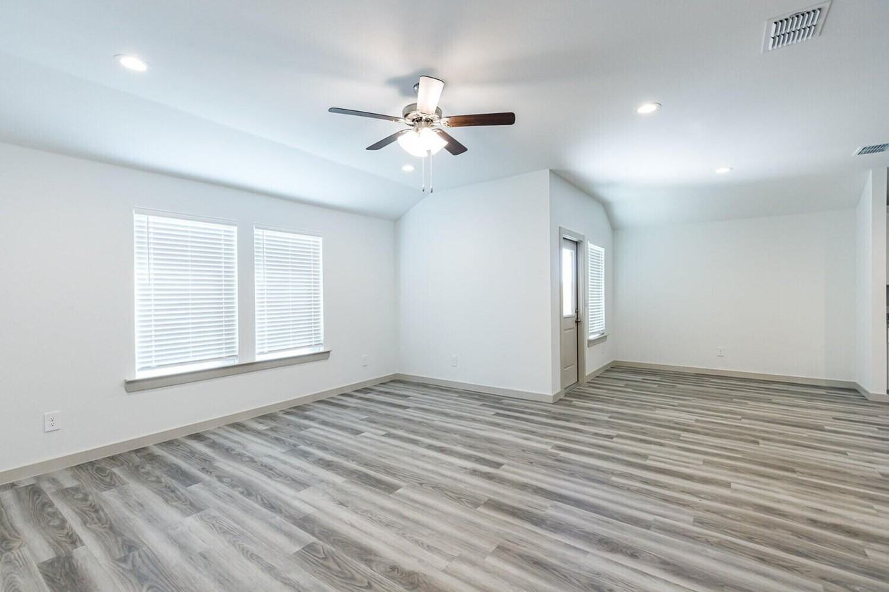7729 92nd St - Photo 4 of 43