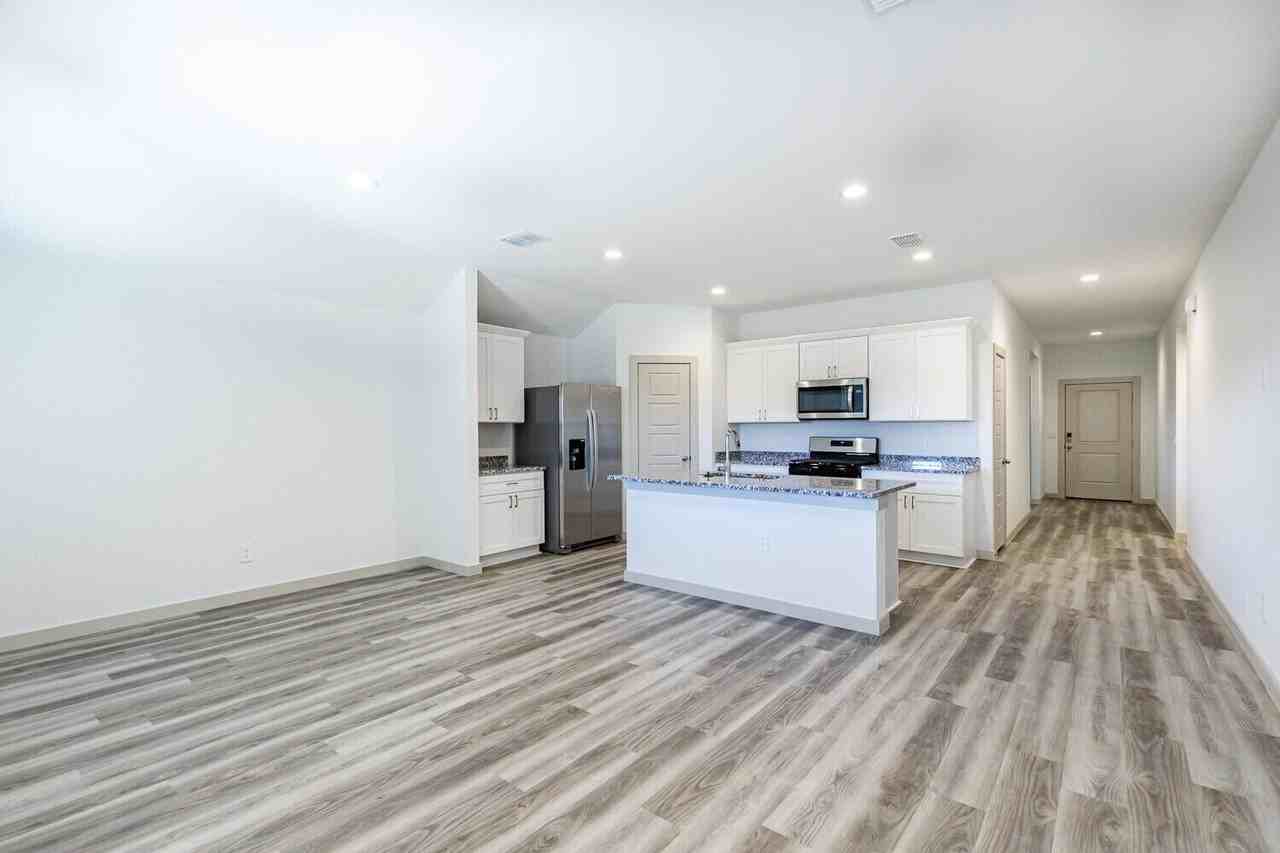 7729 92nd St - Photo 6 of 43