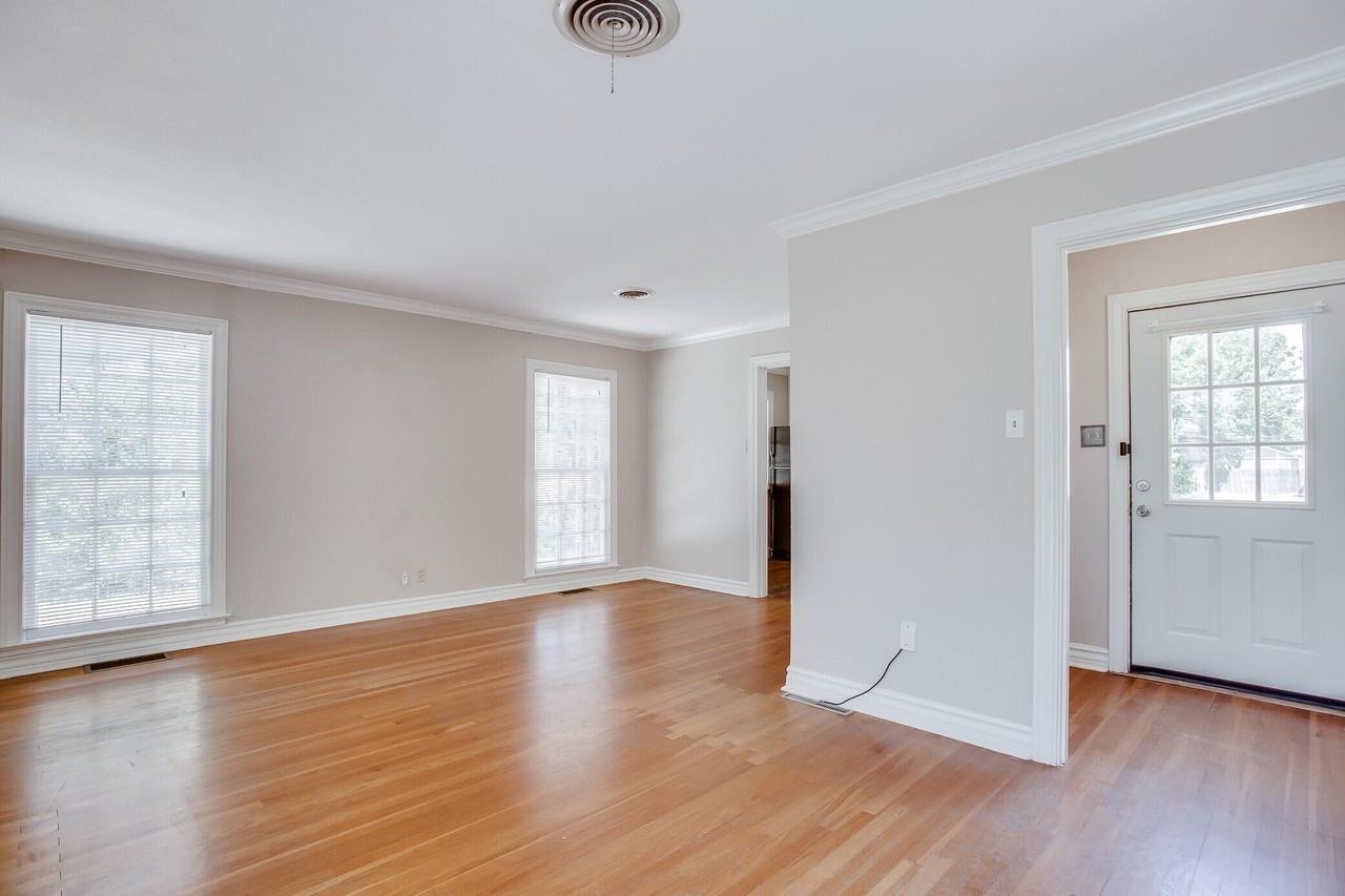 2403 32nd St - Photo 3 of 15