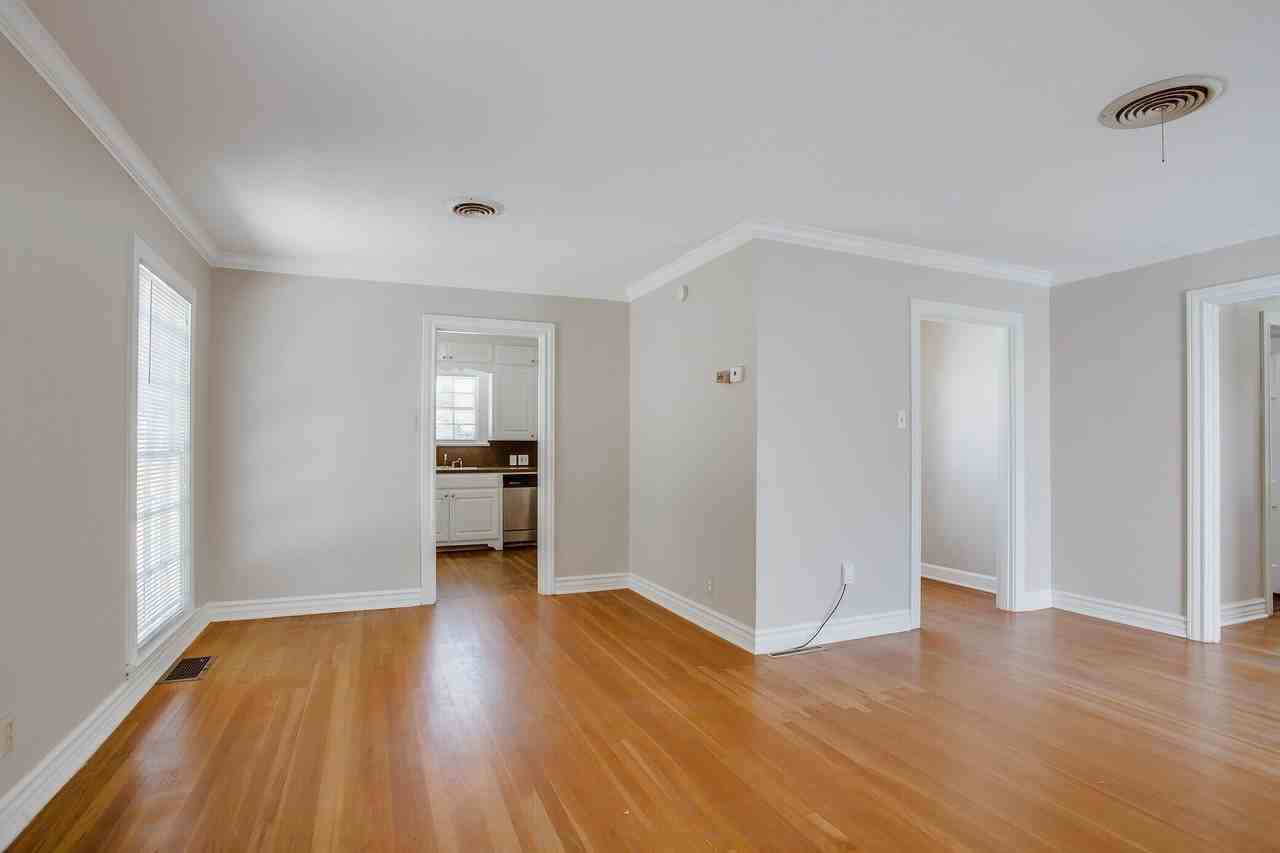 2403 32nd St - Photo 4 of 15