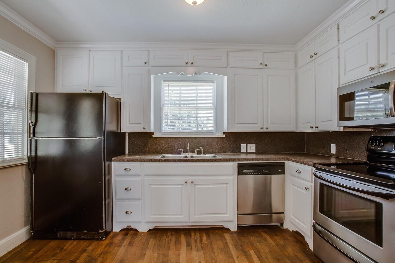 2403 32nd St - Photo 7 of 15