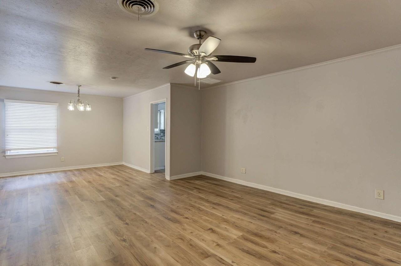 2206 32nd St - Photo 4 of 26