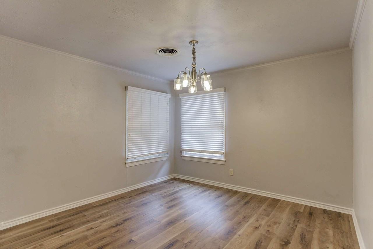 2206 32nd St - Photo 5 of 26