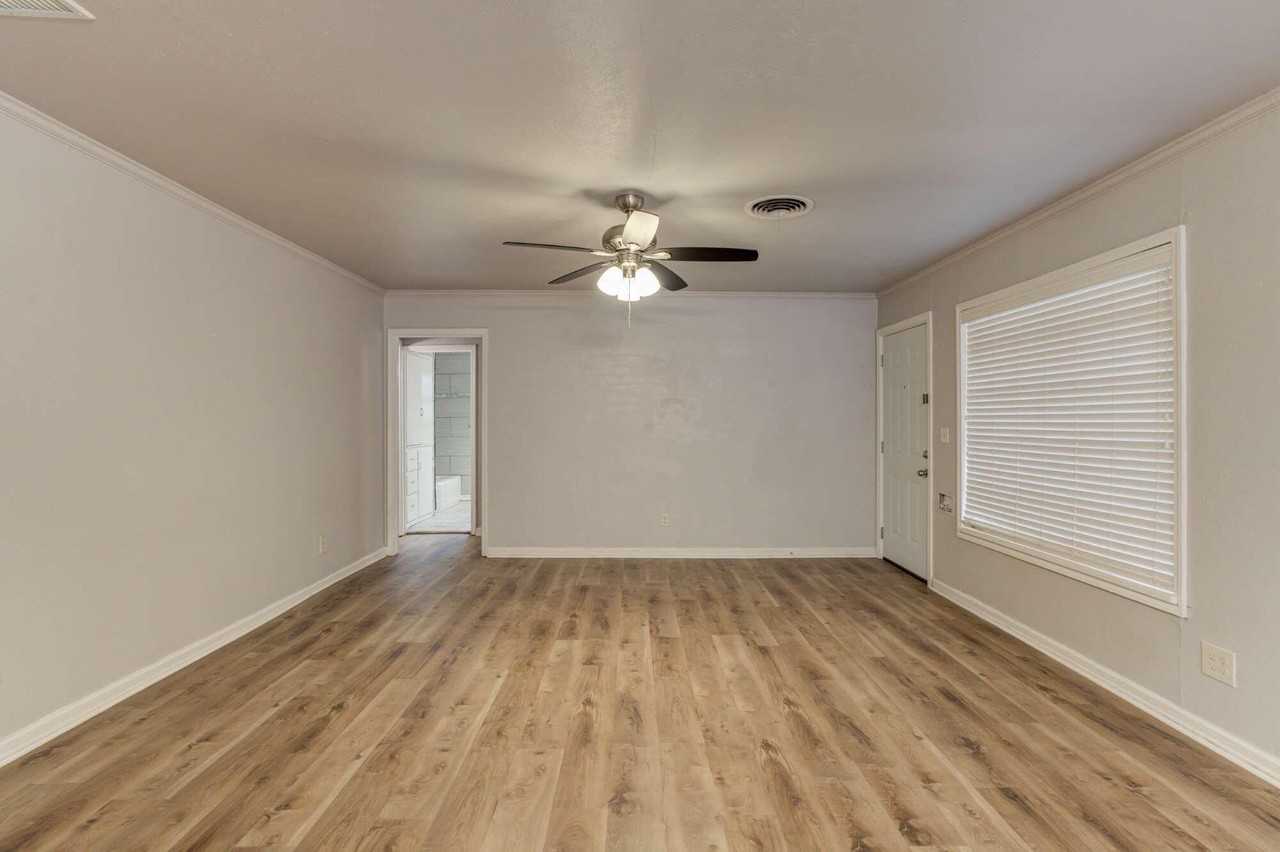 2206 32nd St - Photo 7 of 26