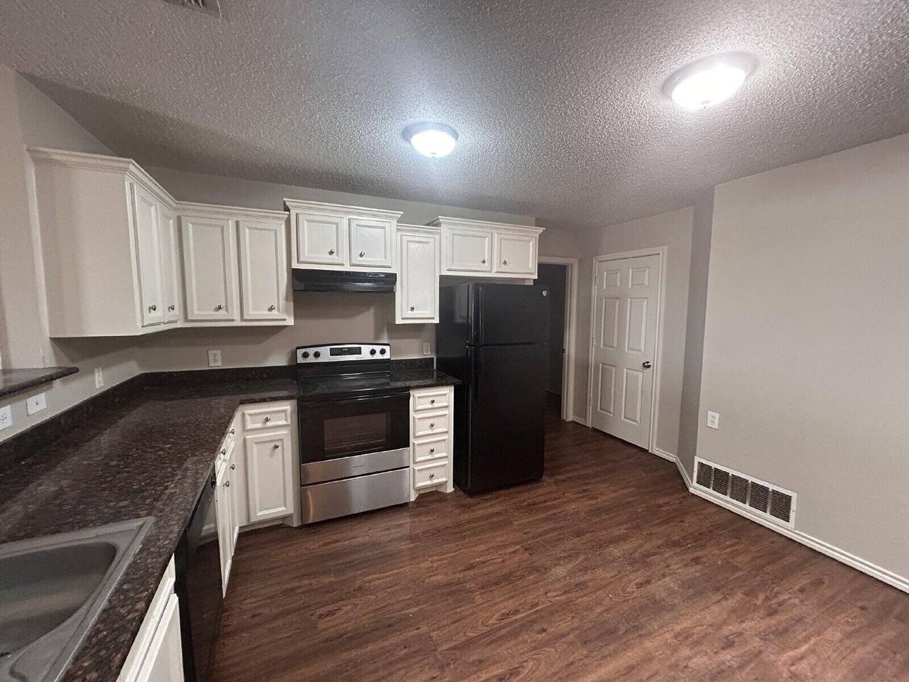 7803 Avenue J - Photo 4 of 13