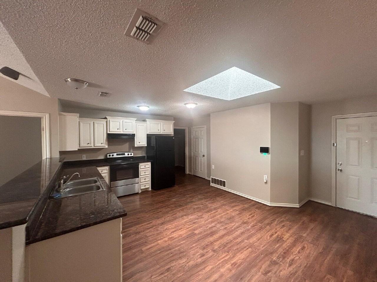 7803 Avenue J - Photo 5 of 13