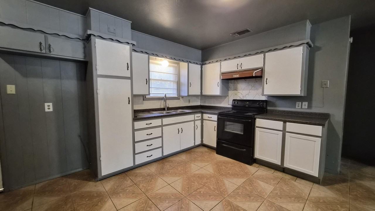 6108 Avenue W - Photo 3 of 9
