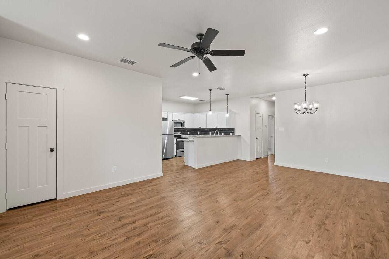 2554 138th St - Photo 3 of 16