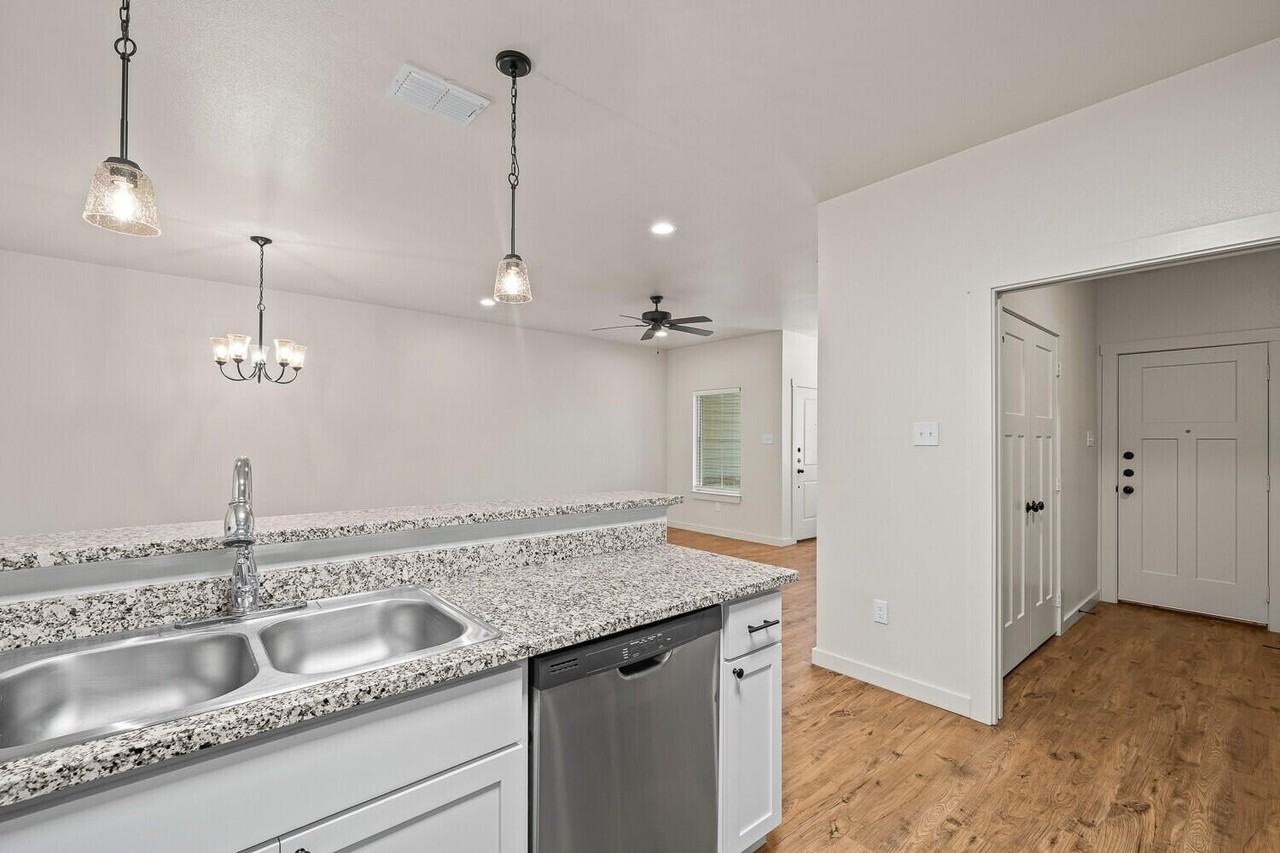 2554 138th St - Photo 7 of 16