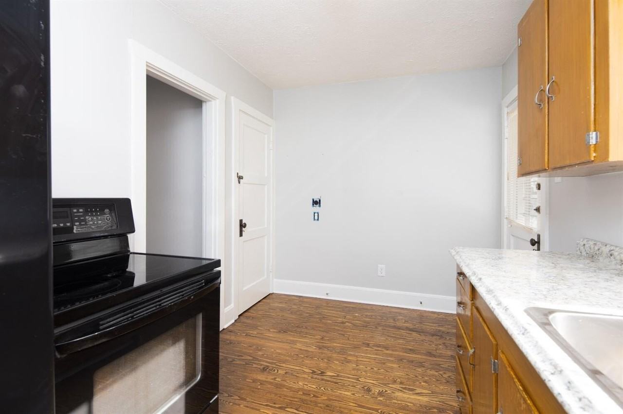 1220 Hammond Ave - Photo 5 of 27